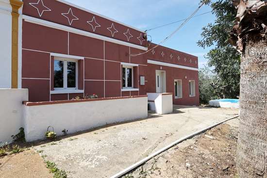 Casa de campo renovada com  2 quartos, garagem, pequena piscina  e um anexo perto de Moncarapacho.