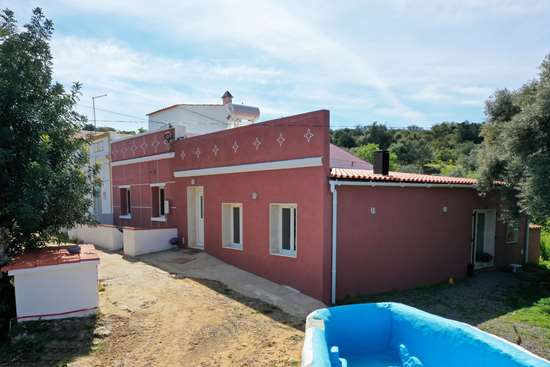 Casa de campo renovada com  2 quartos, garagem, pequena piscina  e um anexo perto de Moncarapacho.