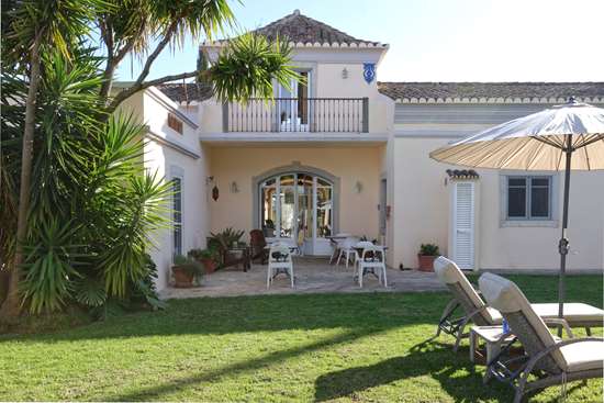 Maison polyvalente de 9 chambres ou locaux commerciaux avec, piscine et jardins près de Sao Bras de Alportel. 