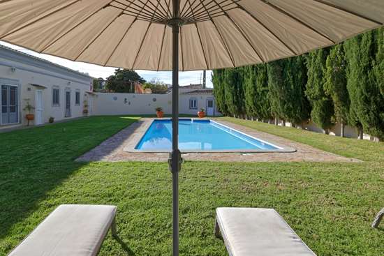 Versátil casa T9 ou estabelecimento comercial com, piscina e jardins perto de São Brás de Alportel. 