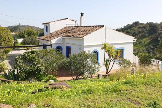 Villa rurale avec 2 chambres, garage, piscine et beau terrain belle vue campagne à Santa Catarina Fonte do Bispo