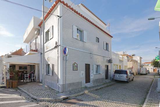 Casa na aldeia de Santa Luzia perto da Praia do Barril com 2 quartos e estudio em frente da Ria Formosa