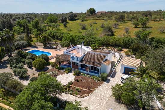 Detached 4 bedroom villa with large pool, garage and gardens near Olhao