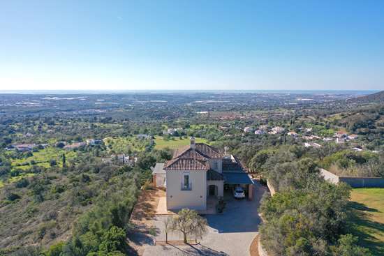 Very attractive, detached 3 bedroom with pool, gardens and Fab country / sea view, near Estoi.