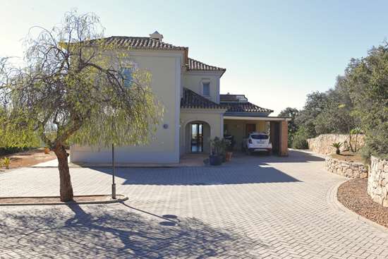 Very attractive, detached 3 bedroom with pool, gardens and Fab country / sea view, near Estoi.