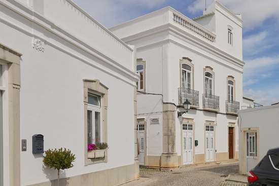 5 or 6 bedroom historical townhouse providing 3 self-contained living units.