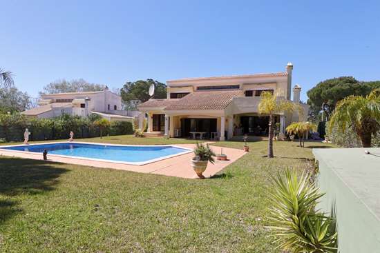 LARGE 4 or 5 bedroom detached villa with pool in 1283m2 garden plot, Vilamoura.