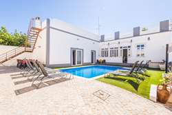 Rare opportunity for a restored 5 bedroom quinta with pool in the centre of the village of Moncarapacho