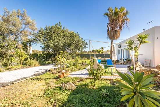 A delightful 3 bedroom villa with outbuildings sitting in generous garden plot near Olhão.