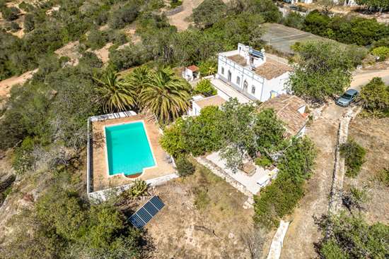 3 bedroom farmhouse, 1 bedroom self contained guest annex, pool, tennis court near Loulé