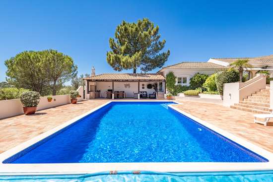 Beautifully presented 4 bedroom detached villa with 1 bedroom guest annex & pool. Near Santa Bárbara de Nexe.