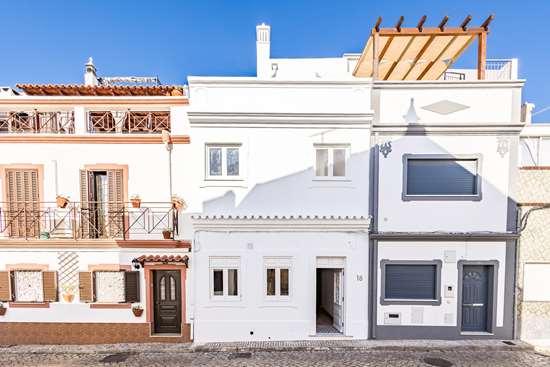 Moradia geminada de 2 quartos completamente renovada, com terraço, em Olhão.