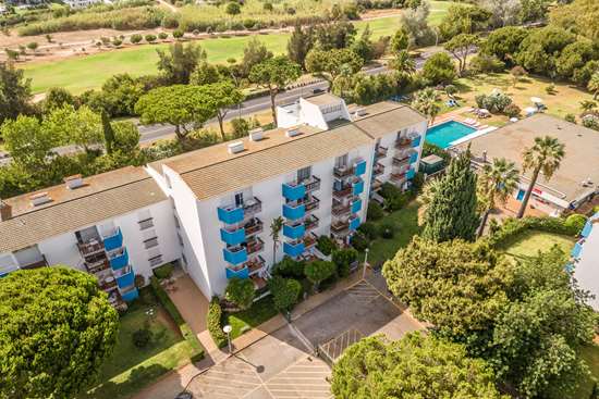 Newly appointed 1 bedroom apartment with communal pool, parking & gardens in Vilamoura.
