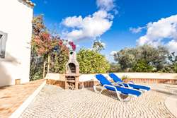 Attractive 3 bedroom villa with pool and large plot of 16.000 m² in the country near Moncarapacho.