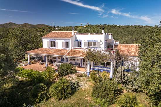 Detached 3 bedroom South facing villa set in a beautiful quiet country location with sea view  - Moncarapacho.