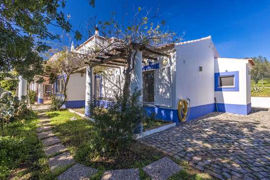 Detached 3 bedroom South facing villa set in a beautiful quiet country location with sea view  - Moncarapacho.