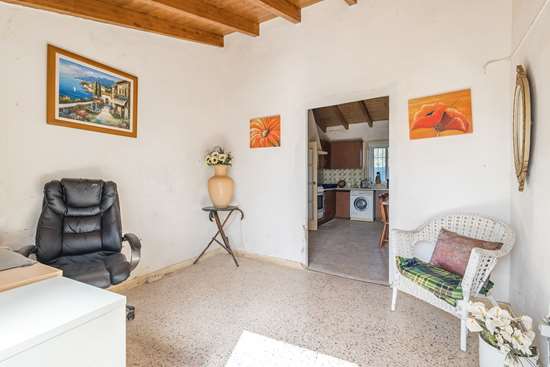 2 bedroom quinta for modernisation, with orange grove and water tanque. Near Moncarapacho.