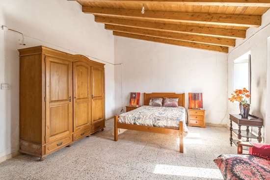 Quinta avec 2 chambres à moderniser, avec un verger d'orangers et un réservoir. Proche de Moncarapacho.