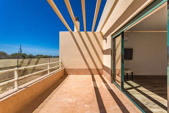 LARGE 2 bedroom apartment with elevator, 3 terraces & walking distance to beach. Near Albufeira