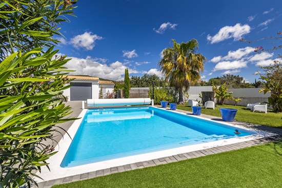 Detached, spacious and light 3 bedroom villa with pool & double garage. Near Moncarapacho