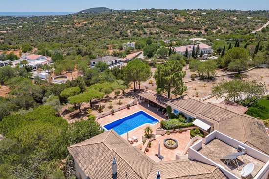  Magnifique villa individuelle de 4 chambres, avec annexe d'invités 1 chambre et piscine. Près de Santa Bárbara de Nexe.