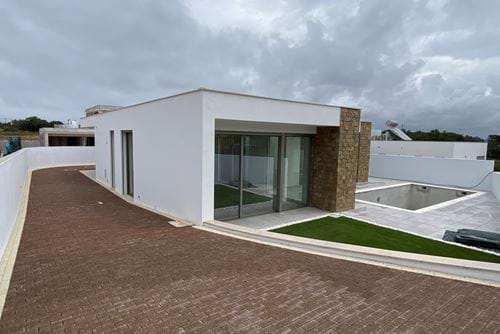 3 bedroom villa with pool close to the sea