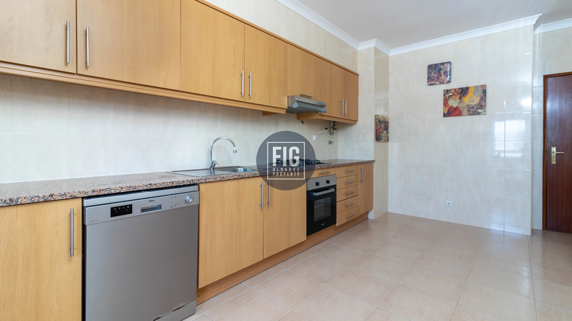 2 Bedroom apartment located in the center of the city of Portimão.  - For sale - FIG1853 - Centro