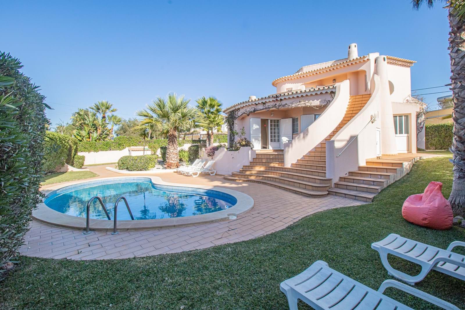3 bed Villa For Sale in Albufeira, Central Algarve - thumb 1