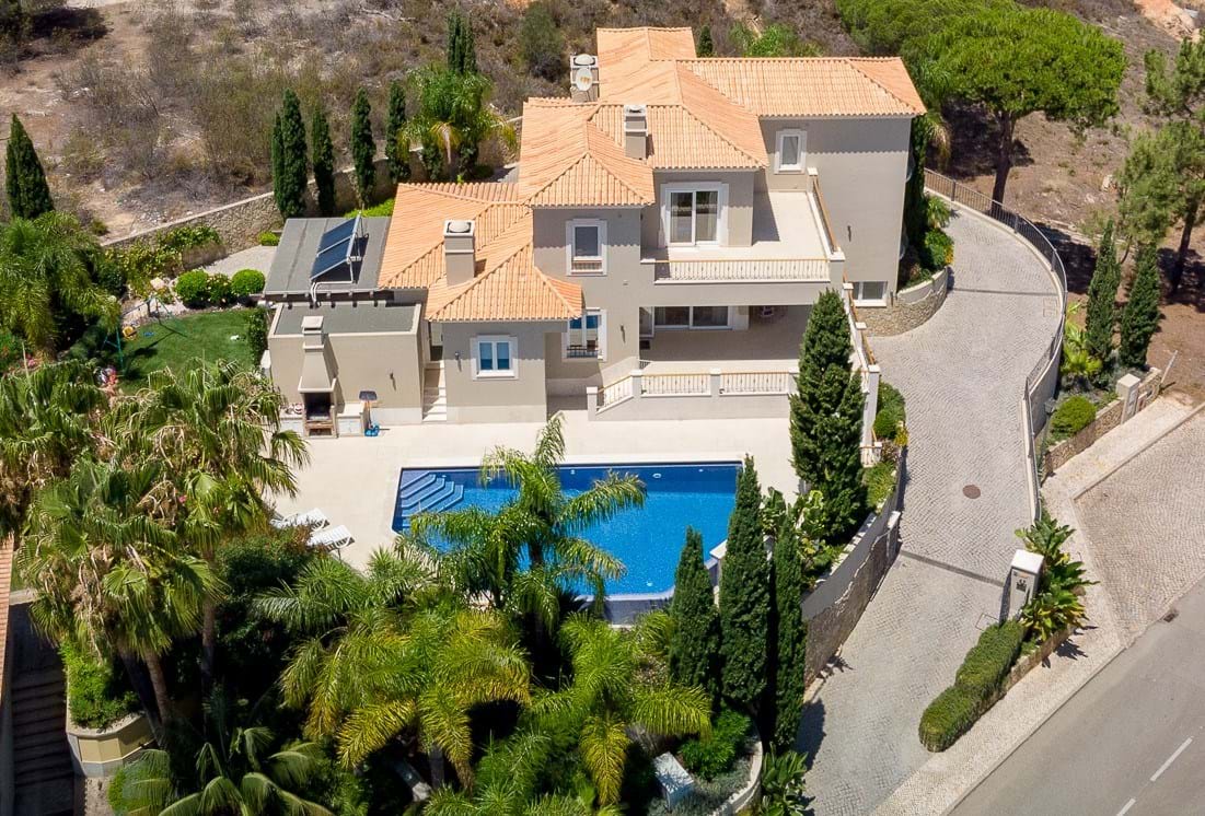 4 bed Villa For Sale in Quinta do Lago, Central Algarve - thumb 2