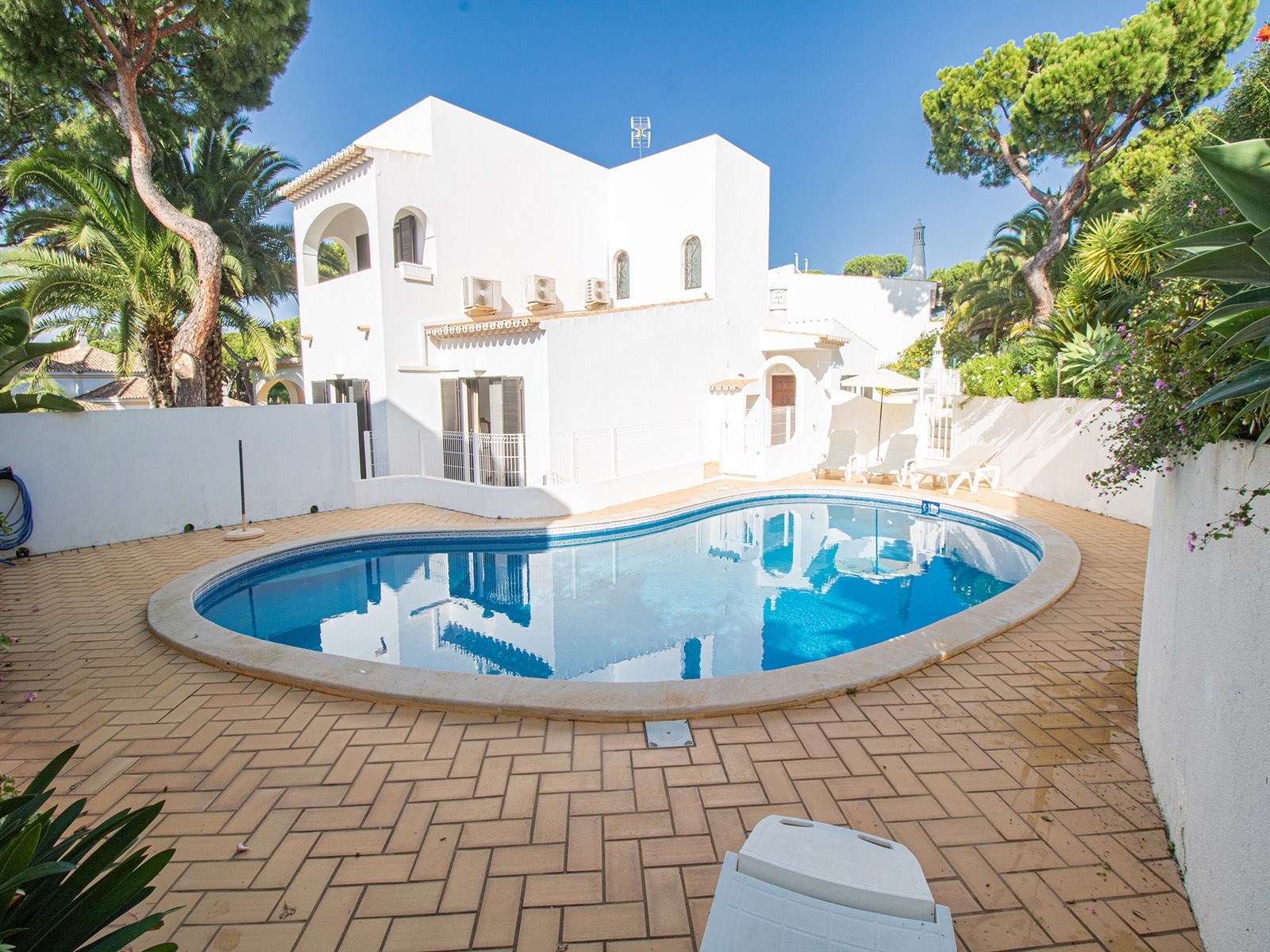 3 bed Villa For Sale in Loulé, Central Algarve - thumb 2