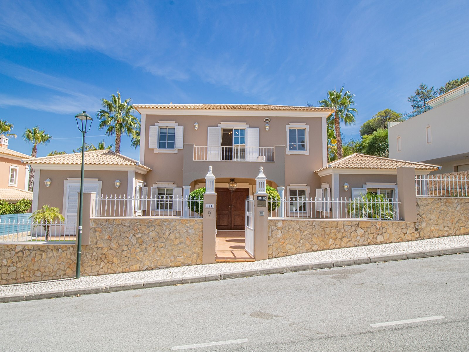 4 bed Villa For Rent in Loulé, Central Algarve - thumb 2