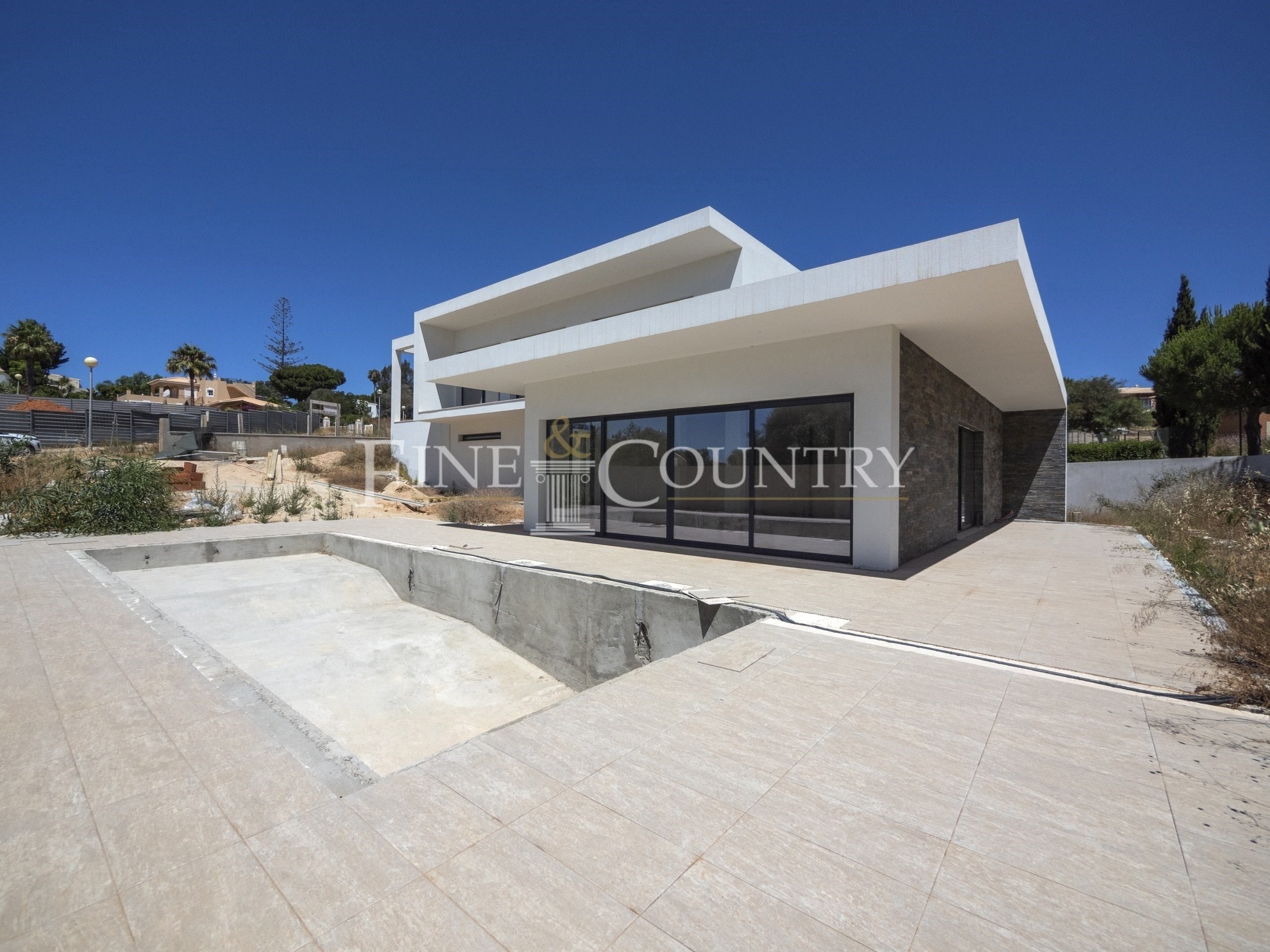 Carvoeiro – 3 + 1 bedrooms contemporary villa with pool, garage and roof terrace Accommodation in Lagoa