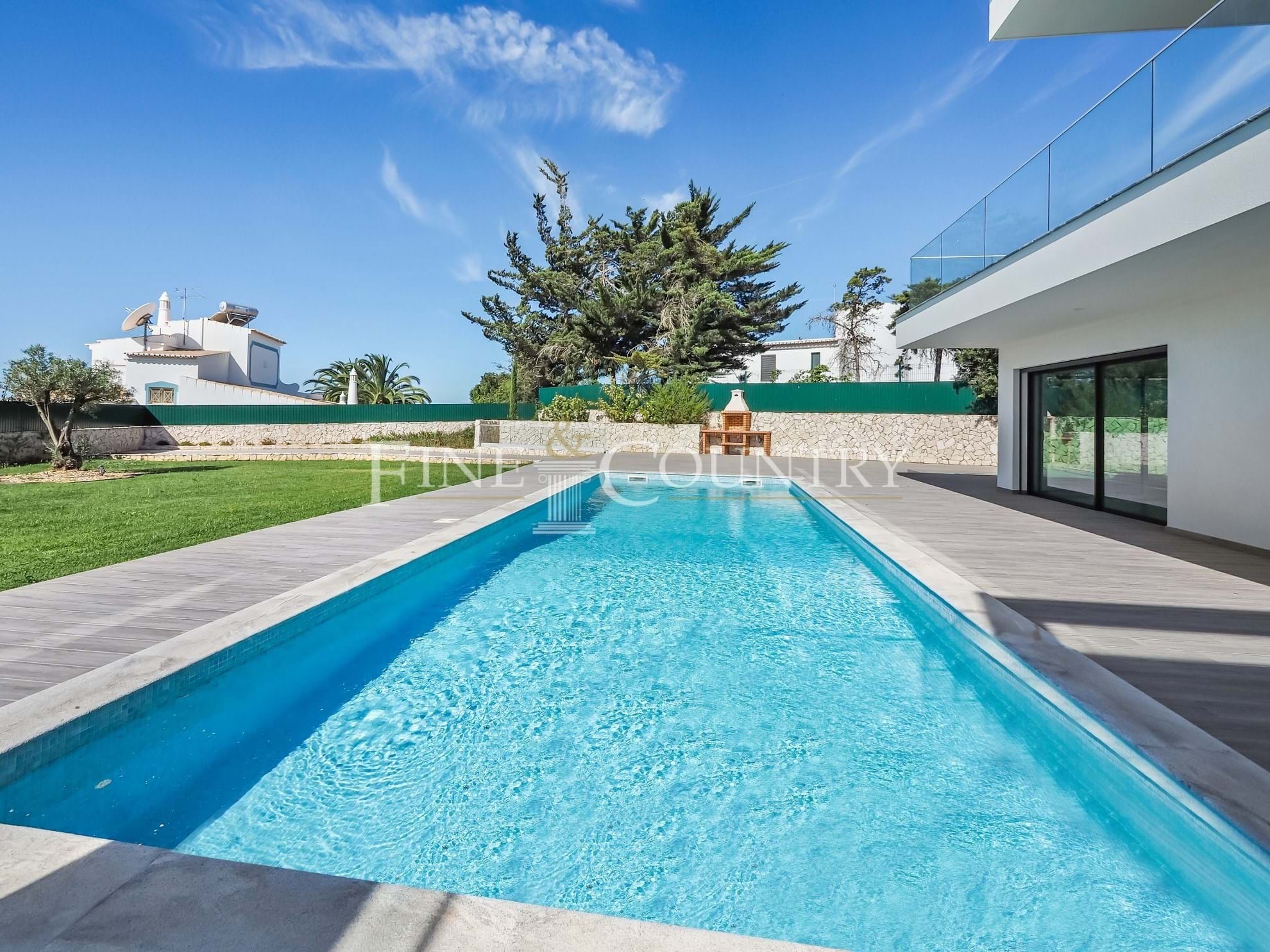 Ferragudo - Brand new 4-bedroom modern villa with pool, large garage and sea views Accommodation in Lagoa