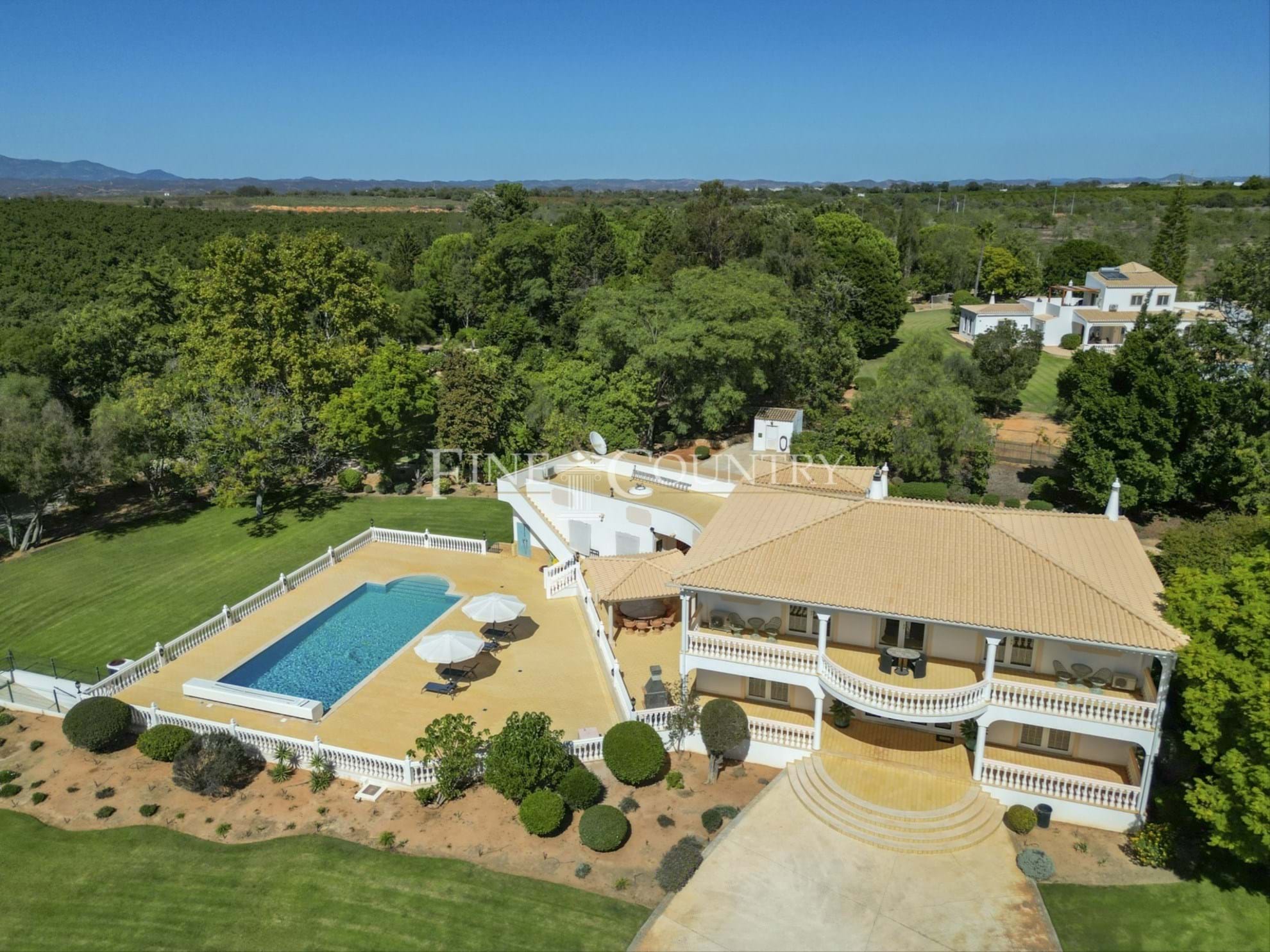 Lagoa/Carvoeiro – Spacious 4+1-bedroom villa with pool on large private plot Accommodation in Lagoa