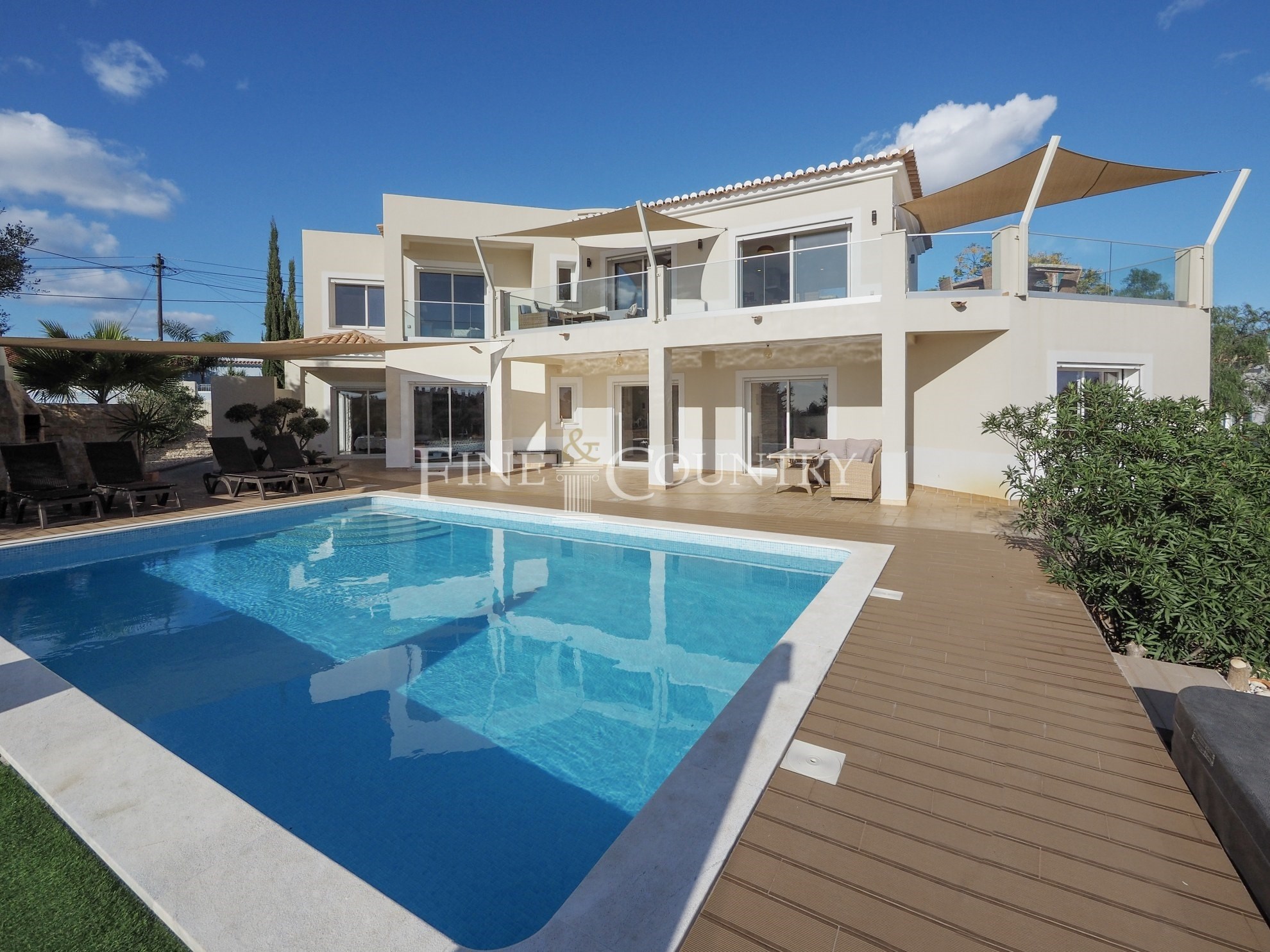 Carvoeiro – 4-bedroom villa with heated pool, large garage and sea views Accommodation in Lagoa