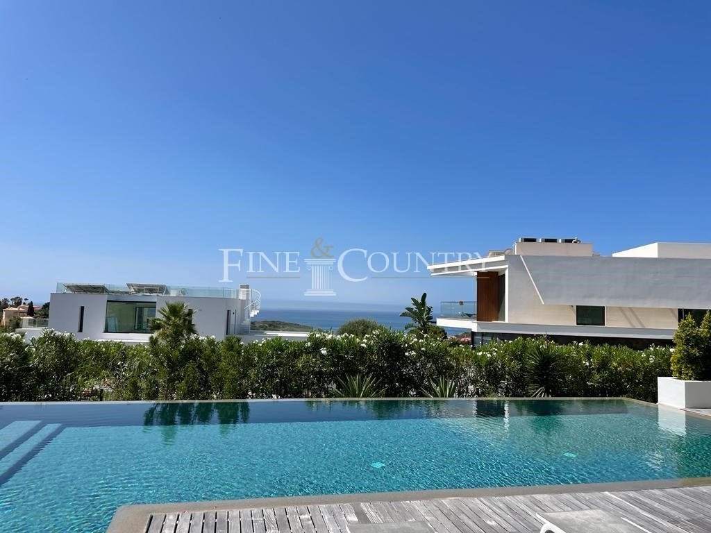 Photo of Carvoeiro - Contemporary 4-bedroom villa with pool and sea views 