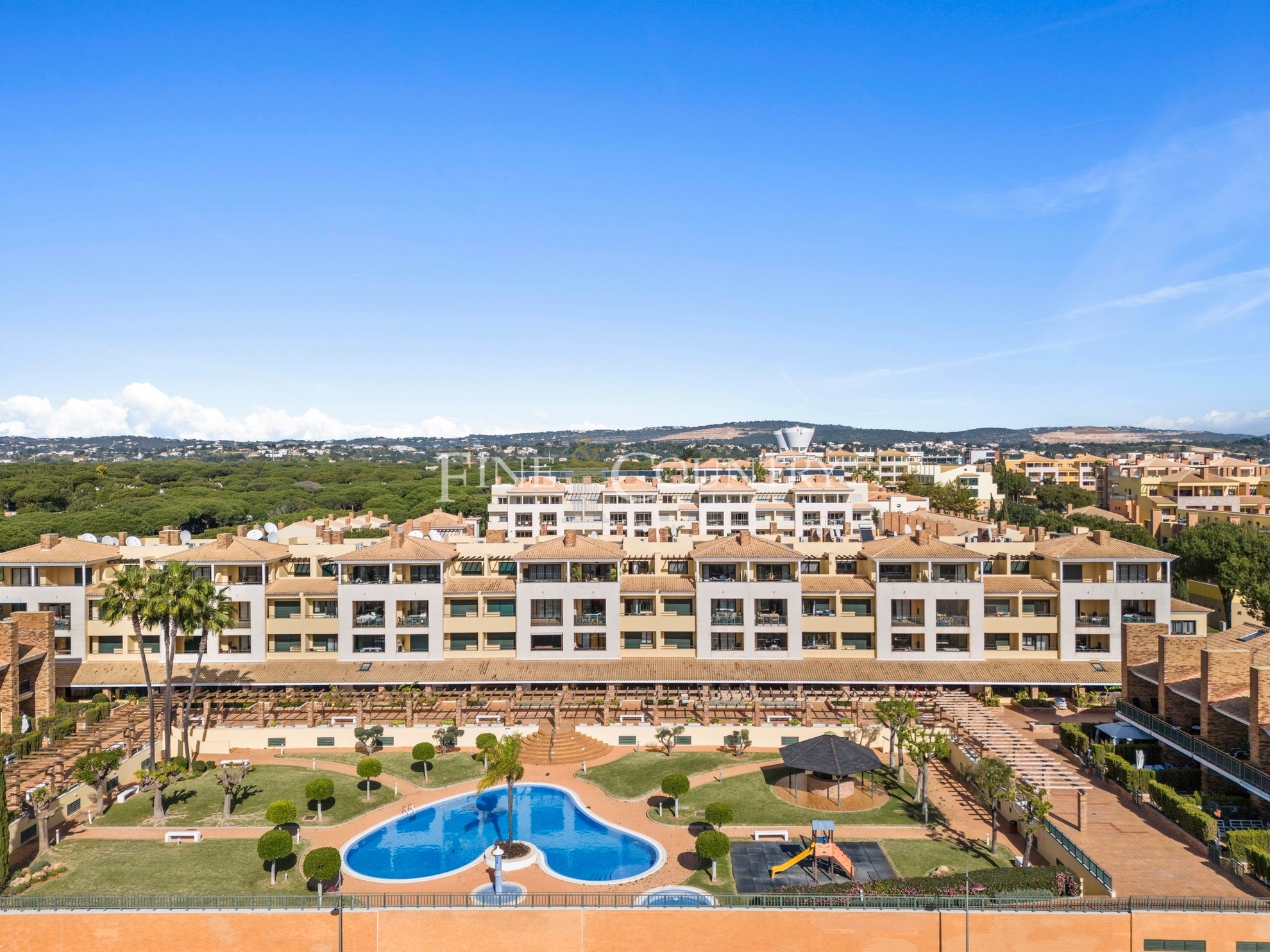 Modern 1-bedroom penthouse apartment in Vilamoura with sea views  Accommodation in Loulé