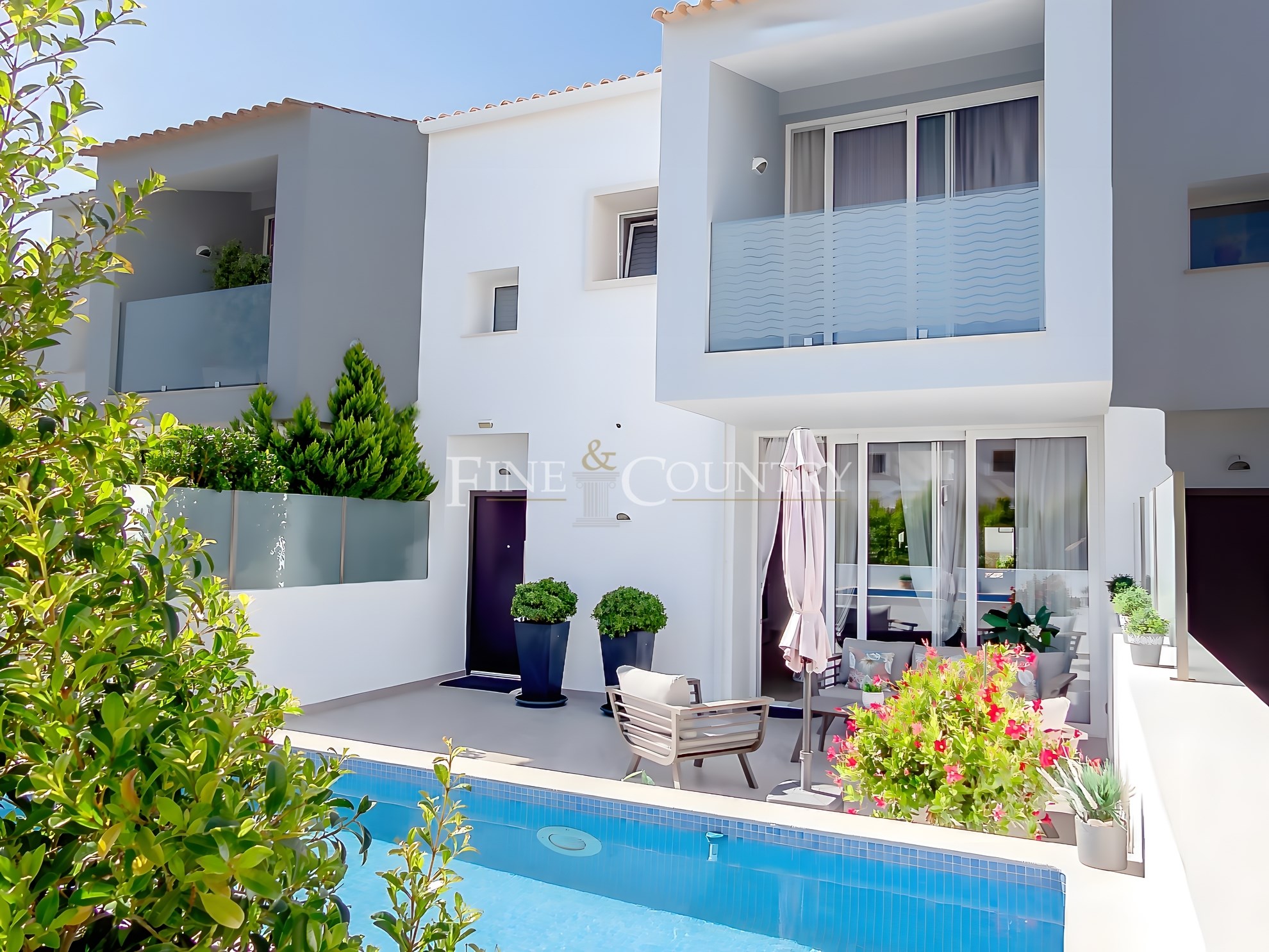 Albufeira - Magnificent 3+1 -bedroom semi-detached villa with swimming pool and private garage Accommodation in Albufeira