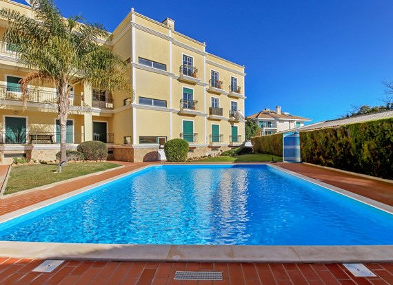 2 bedroom apartment with communal pool near the beach