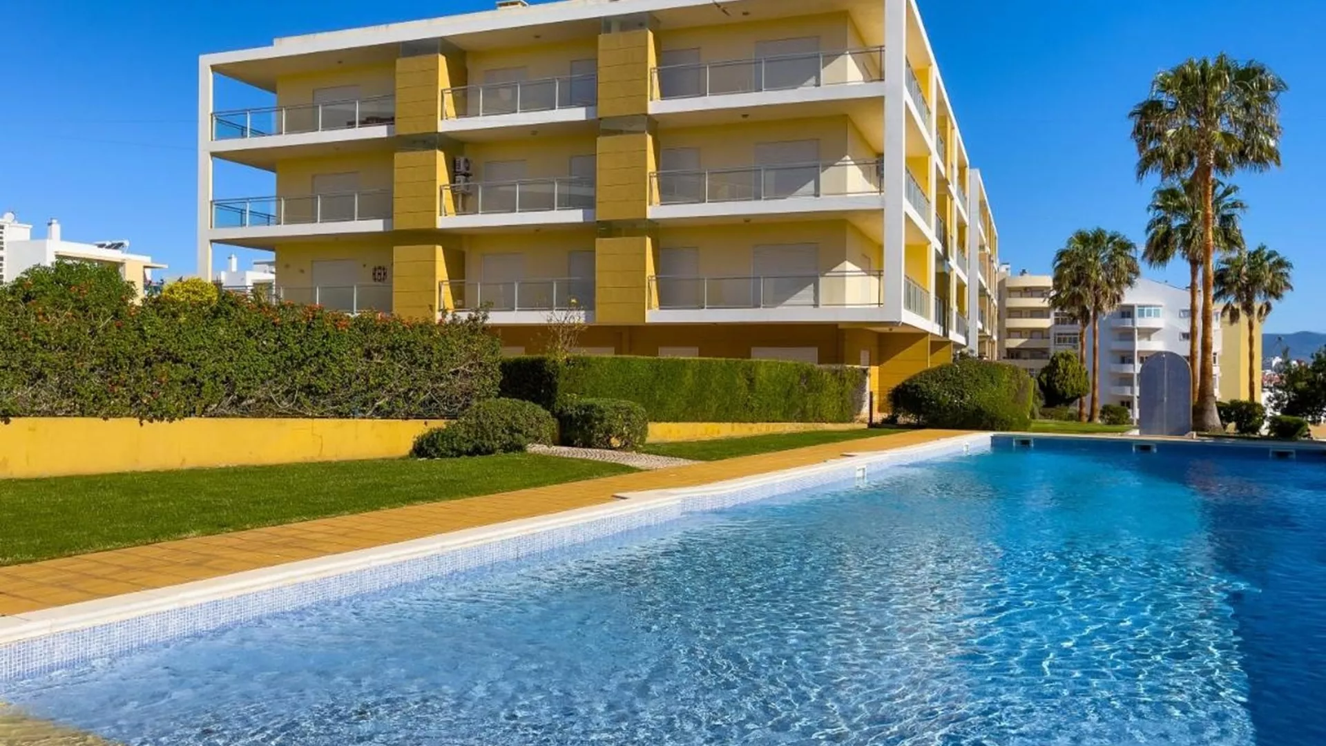 1 bedroom apartment with terrace in private condominium with swimming pool, in Portimão