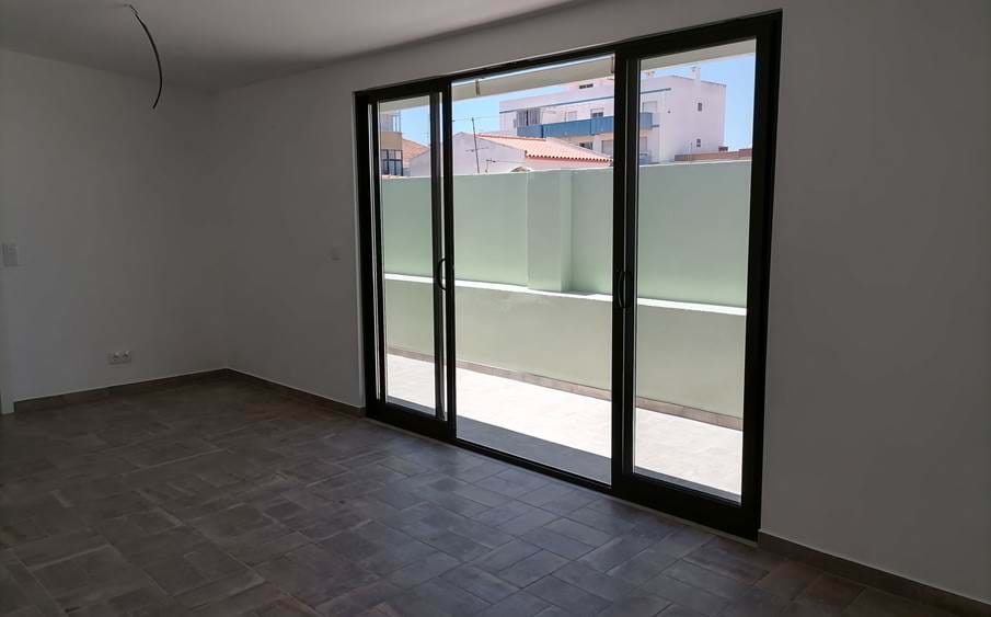 Portimão,Riverfront,2 bedrooms,2 bathrooms,close to beaches,under renovation.