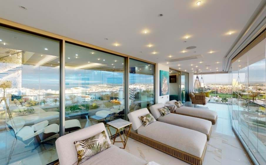 Penthouse, terrasse privée, vues panoramiques, finitions de luxe