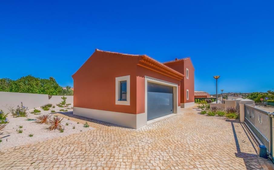 Quality construction, a short drive from the beach,Very quiet residential area