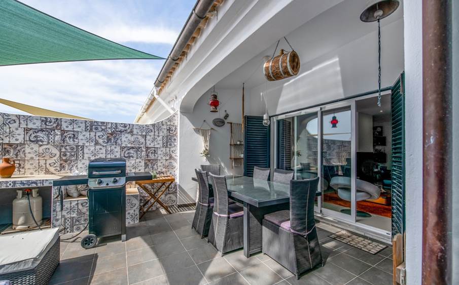 Good location, traditional villa completely renovated, Annex with kitchenette, Close to supermarkets and schools