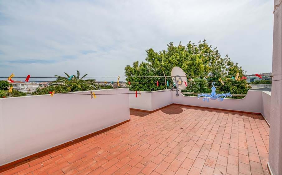 Good location, traditional villa completely renovated, Annex with kitchenette, Close to supermarkets and schools