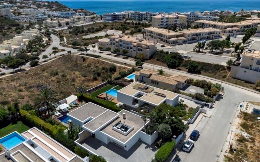  Spektakuläre Villa zum Verkauf in Porto de Mós,Privilegierte Lage,Ein paar Minuten zu Fuß vom Strand entfernt,Hochwertige Oberflächen,Eine kurze Fahrt vom Stadtzentrum entfernt