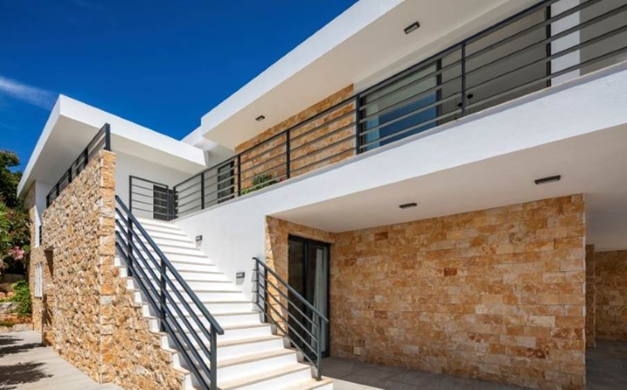  Spectacular villa for sale in Porto de Mós,Privileged location,A few minutes walk from the beach,High quality finishes,A short drive from the city center