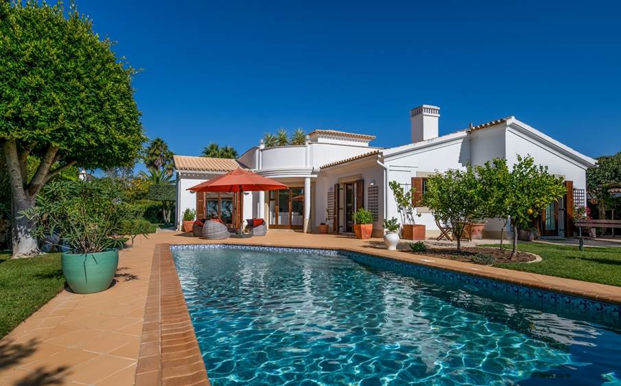 Villa à vendre,burgau,piscine privée,courts de tennis,plage,parc naturel,portugal