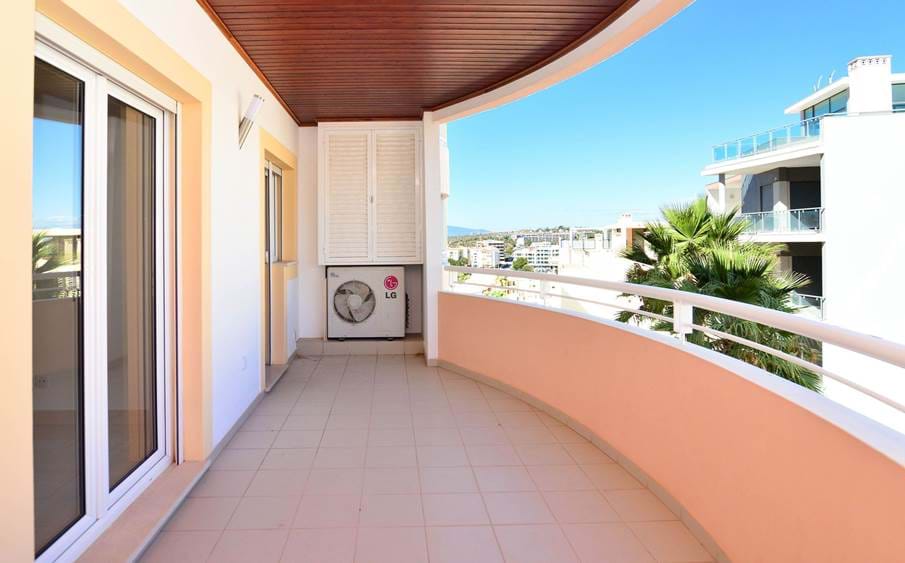 Spacious apartment,Large terraces,Good location,indoor pool,Near supermarkets and marina