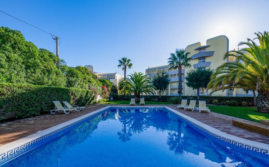Swimming pool,Near the beach,Near the Marina,Within walking distance of the city center